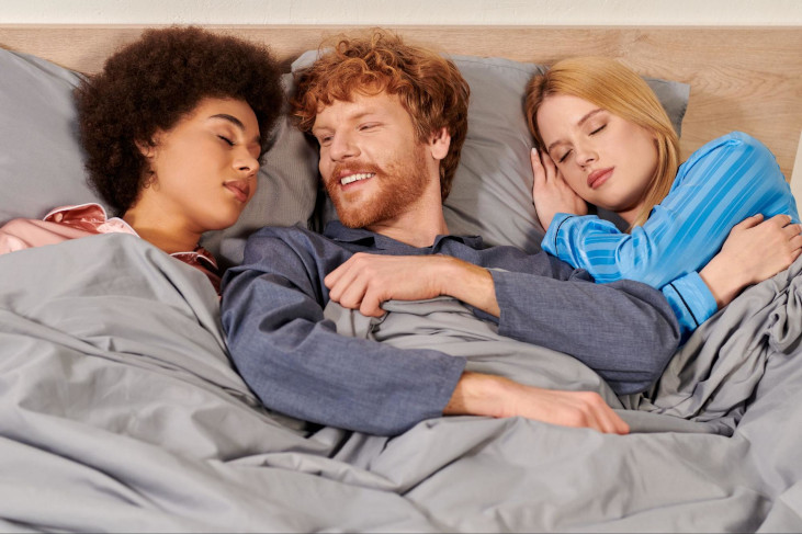 threesome-man-two-women-in-bed