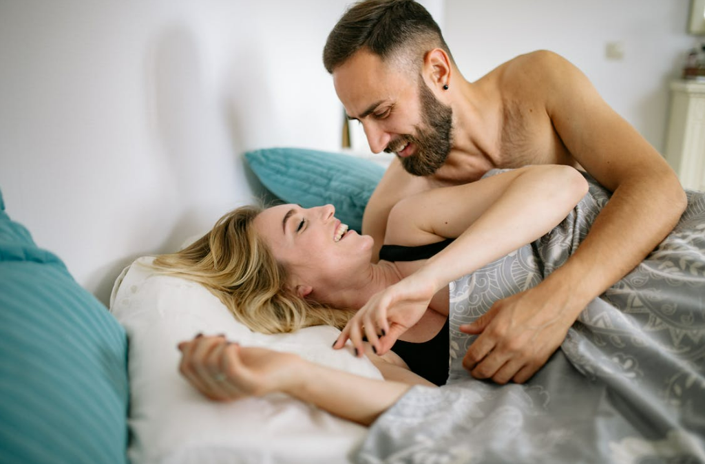couple-lying-in-bed-and-smiling