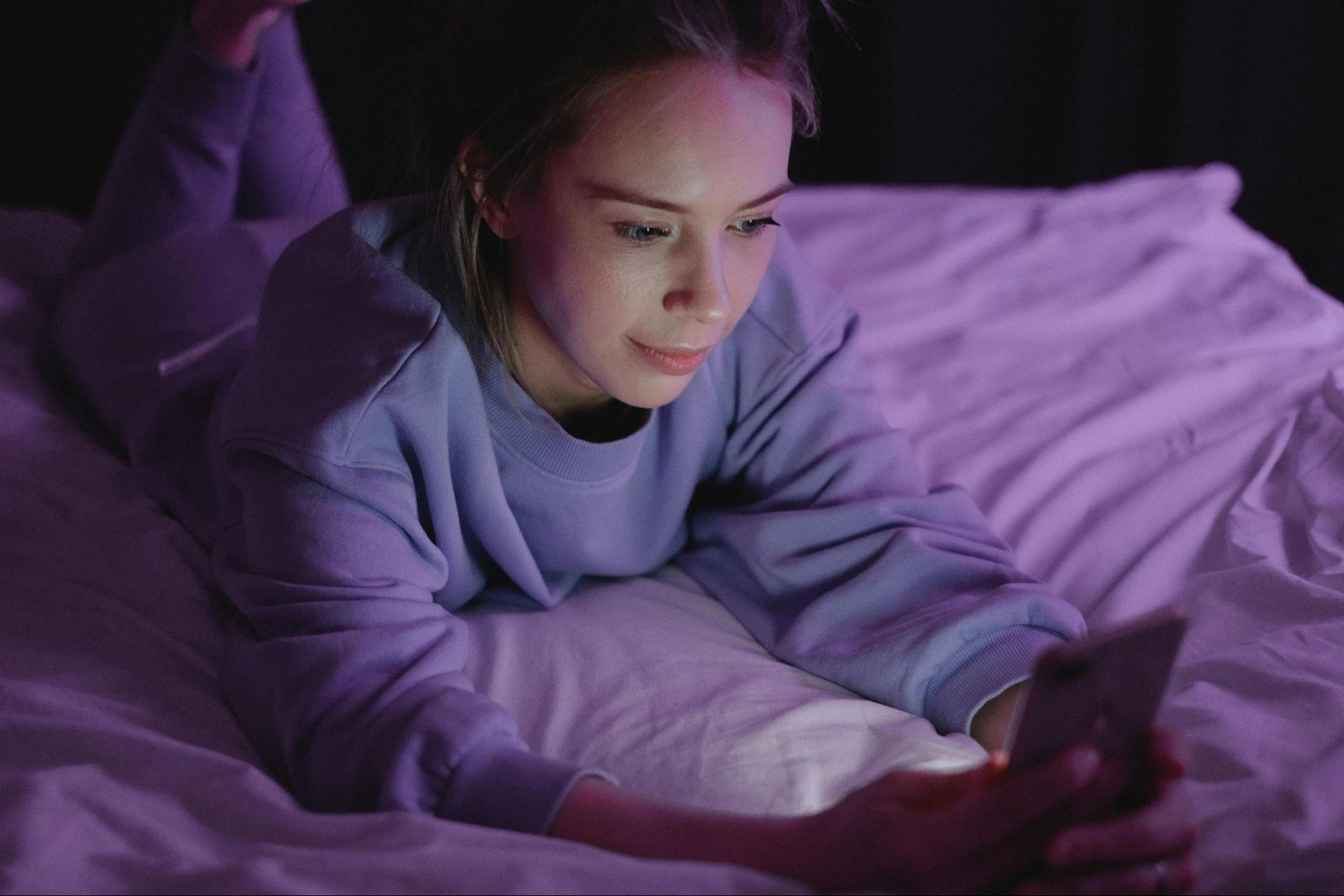 woman-sexting-while-laying-in-bed