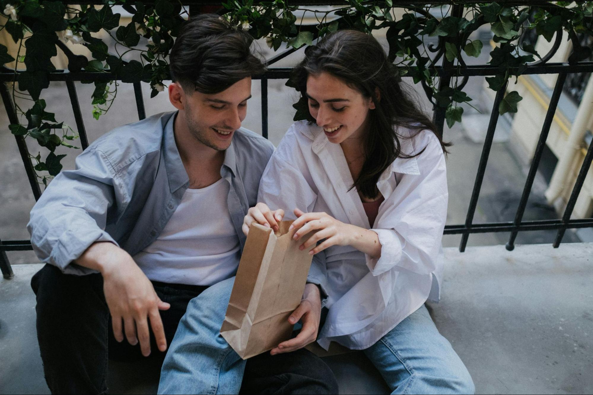 man-and-woman-having-lunch-together