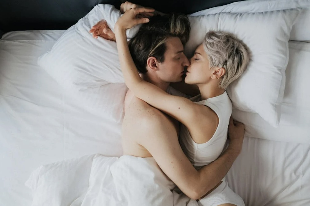 man-woman-romantic-couple-kissing-in-bed