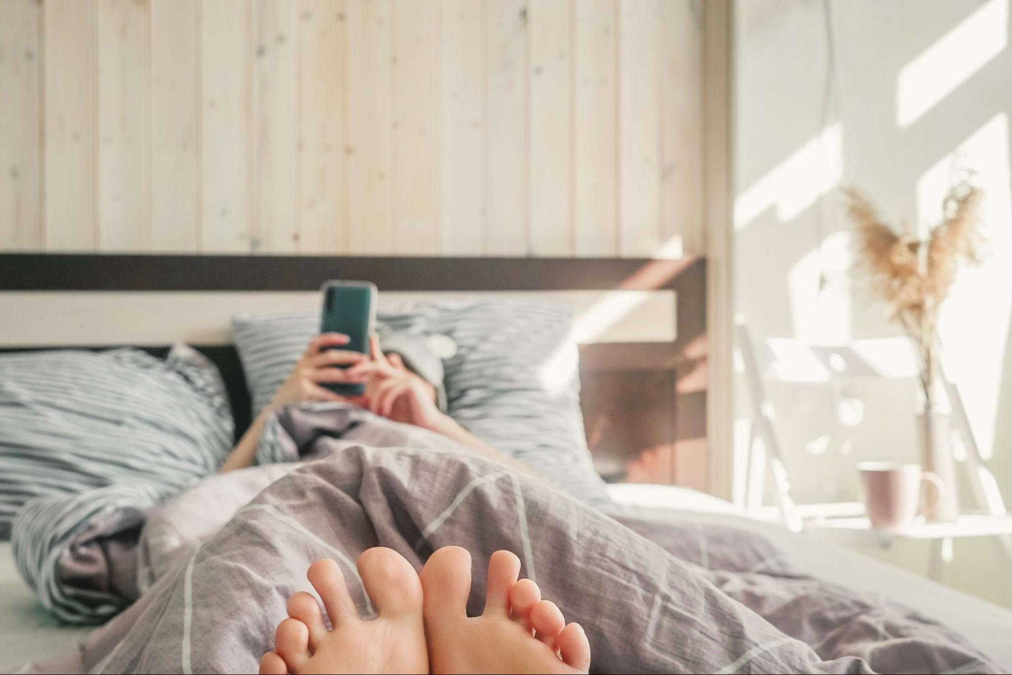 using phone in bed for online dating