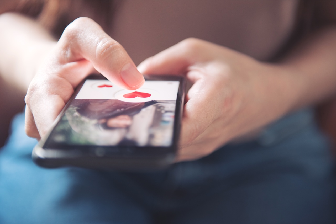Person-looking-at-sites-like-plenty-of-fish-on-phone