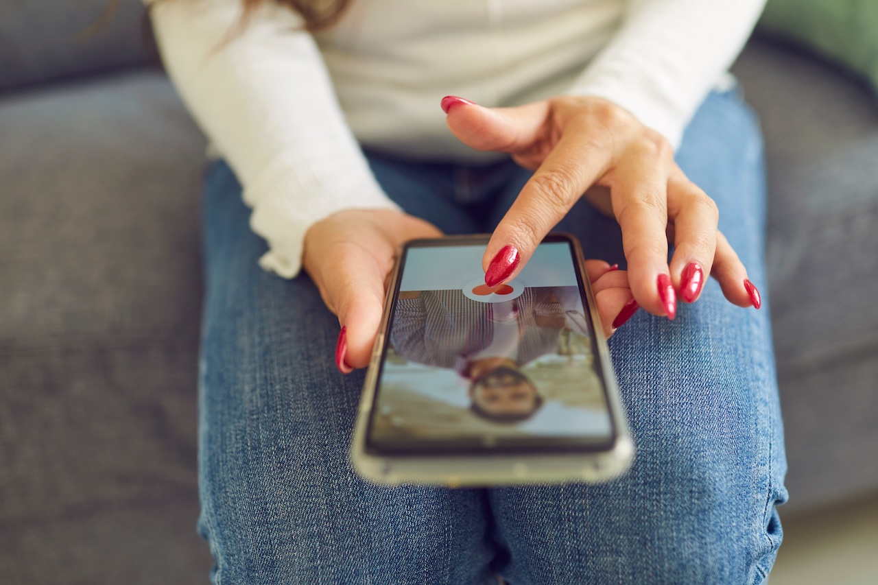 woman-looking-for-sites-like-adultfriendfinder-on-phone