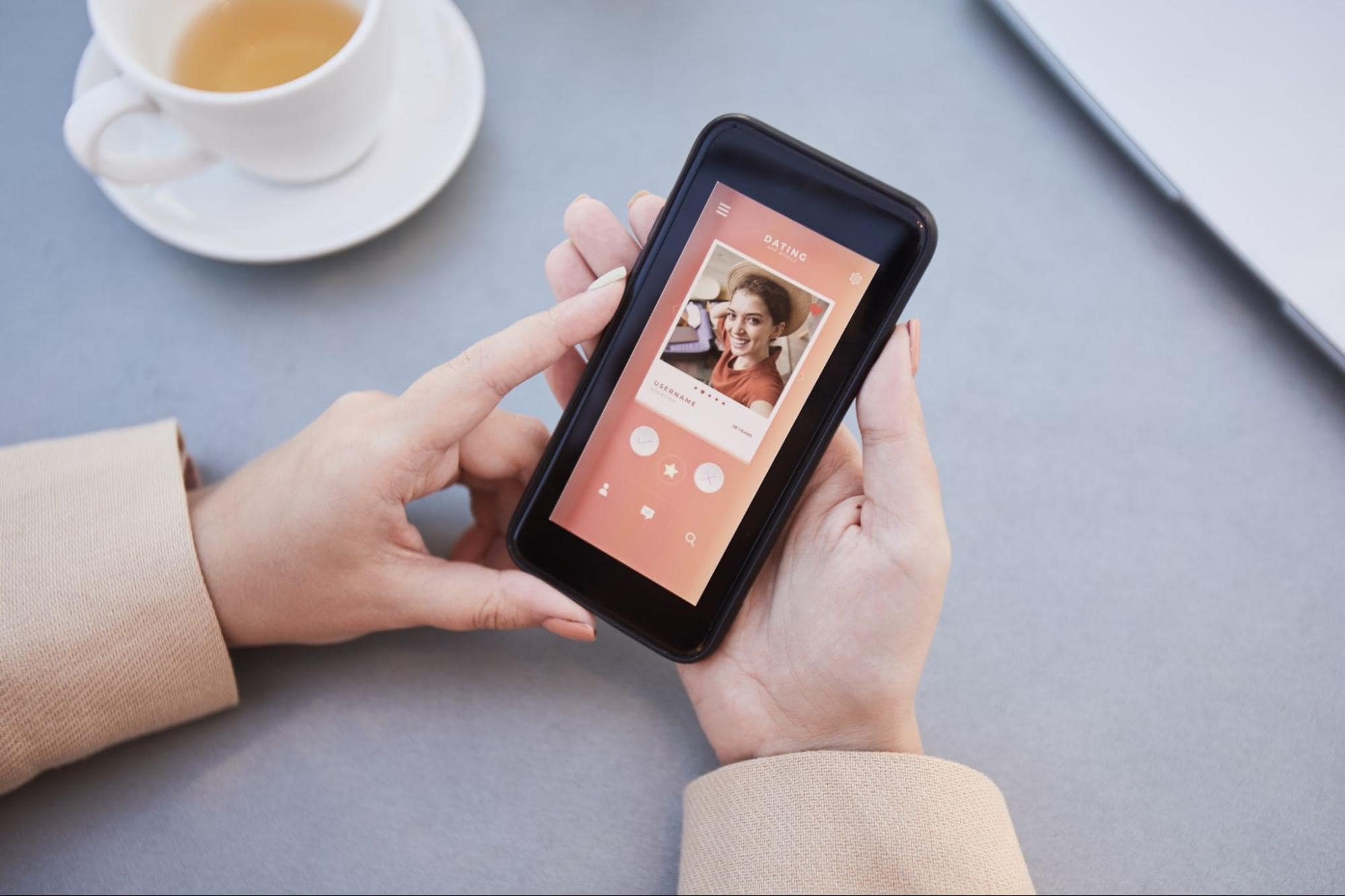 woman-using-dating-sites-like-bumble-on-phone
