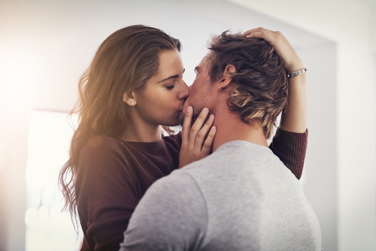 couple-kissing-who-met-on-hookup-sites-like-craigslist
