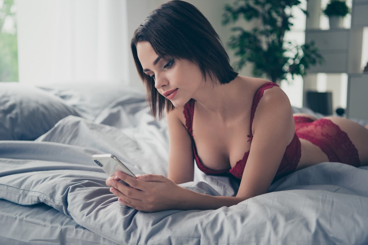 woman-on-phone-using-casual-sex-app