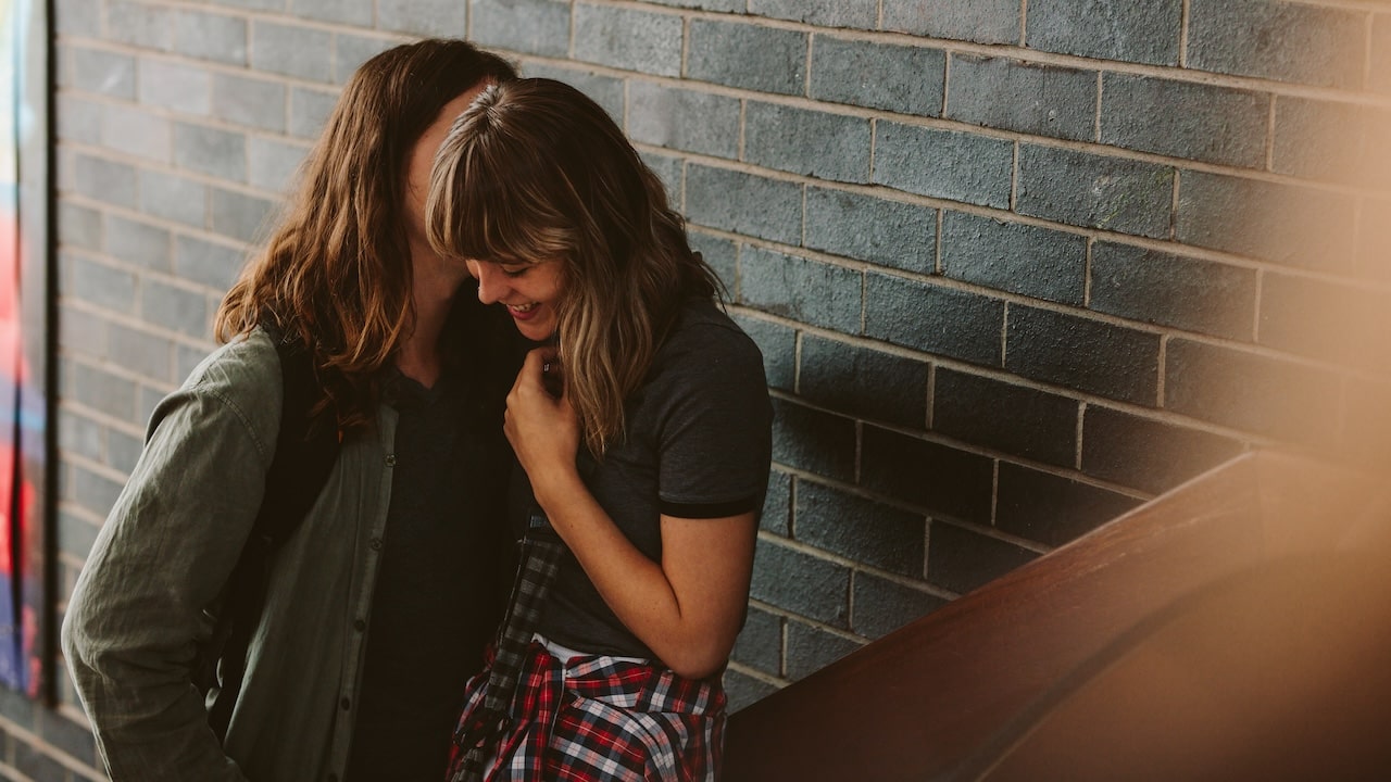 couple-kissing-from-college-hookup-apps